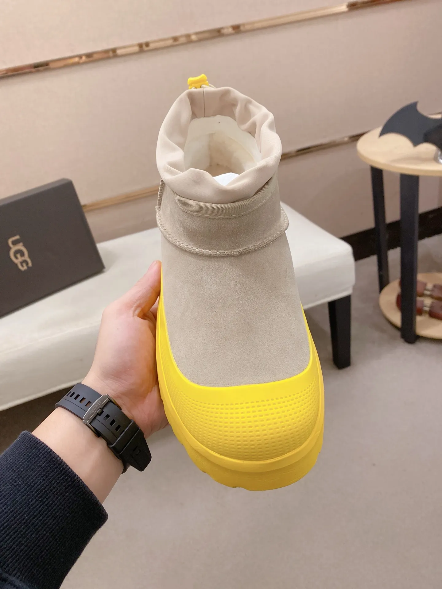 Factory price: 500💰Couple model💏 Same style as Wang Yibo, North American men's shoes Ugg ☃️In the special sale of new high-quality men's shoes snow boots in autumn and winter, the nemesis of extreme cold weather! Made of cowhide leather, merino wool lining, and original outsole, whether driving, outdoor or daily wear, there is always one that suits you! Male and female size: 35-46.